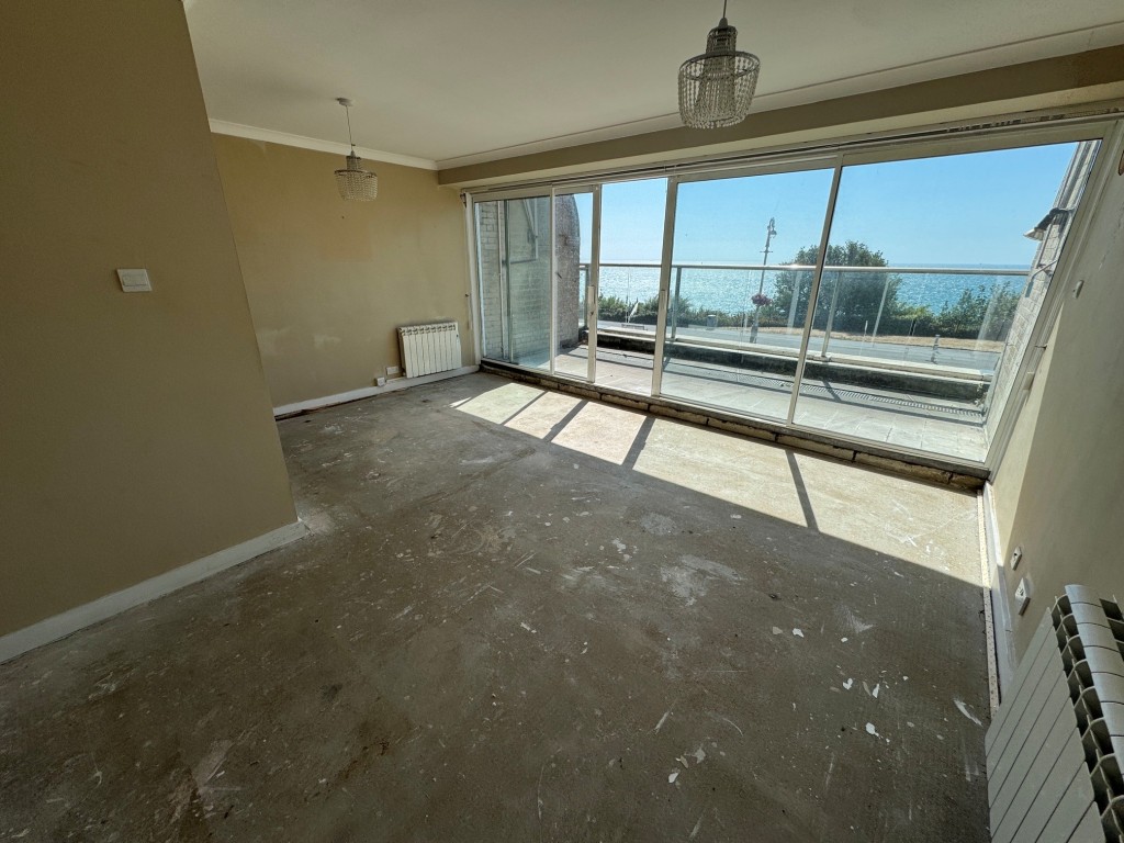Lot: 207 - TWO-BEDROOM FIRST FLOOR APARTMENT WITH SEA VIEWS - Living room alternative view